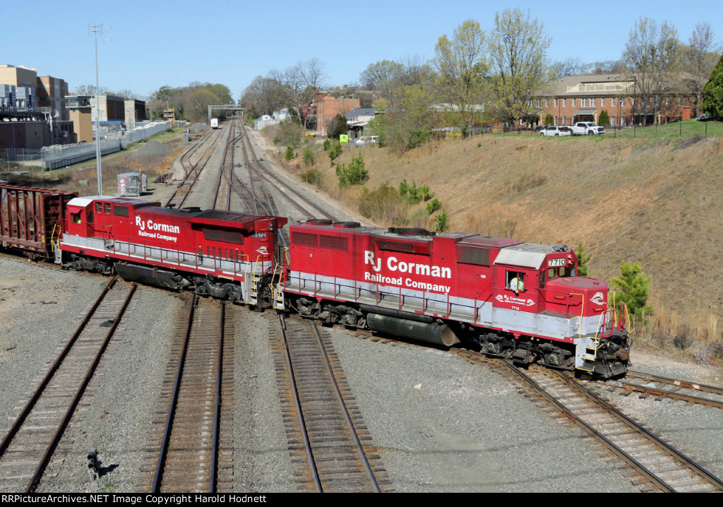 RFCC 7710 & 8572 lead train RF01 across Boylan towards NS Glenwood yard